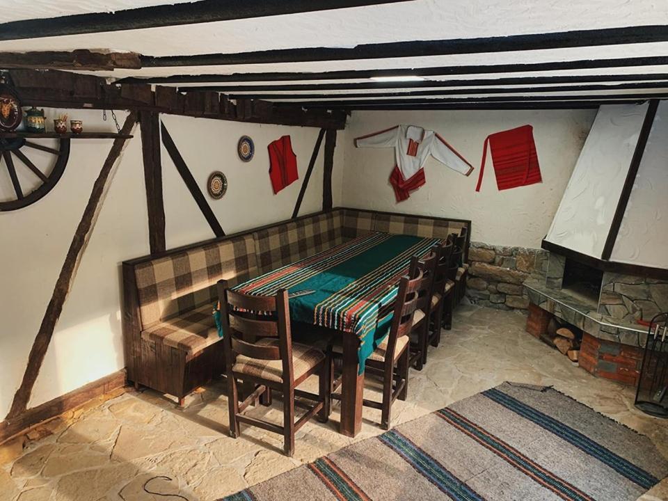Карамановите Къщи Aprilți Exterior foto